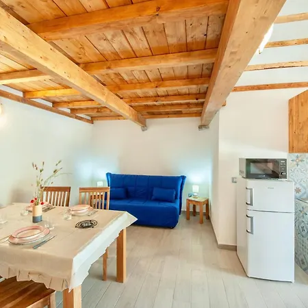 Apartmanhotel Isa - Lofts With Private Outdoor Area And Swimming-pool In