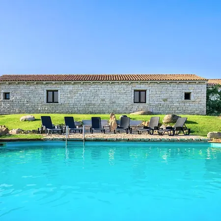 Isa - Lofts With Private Outdoor Area And Swimming-pool In Badesi