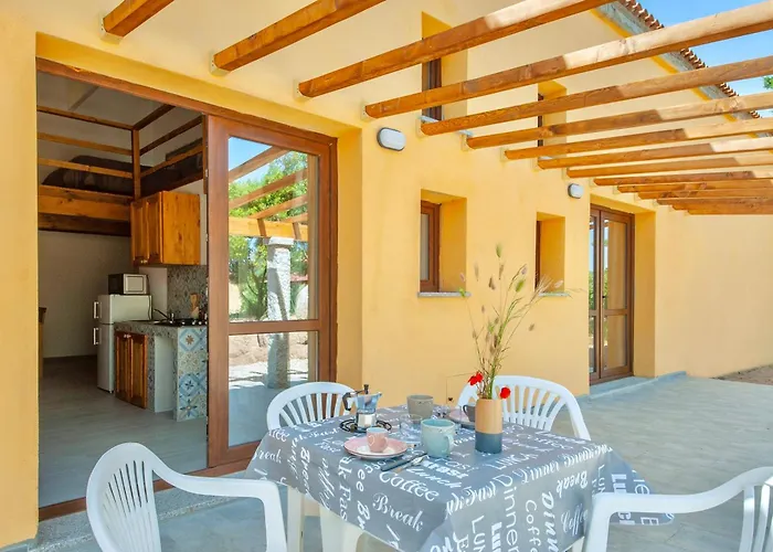 Hotel apartamentowy Isa - Lofts With Private Outdoor Area And Swimming-pool In Badesi